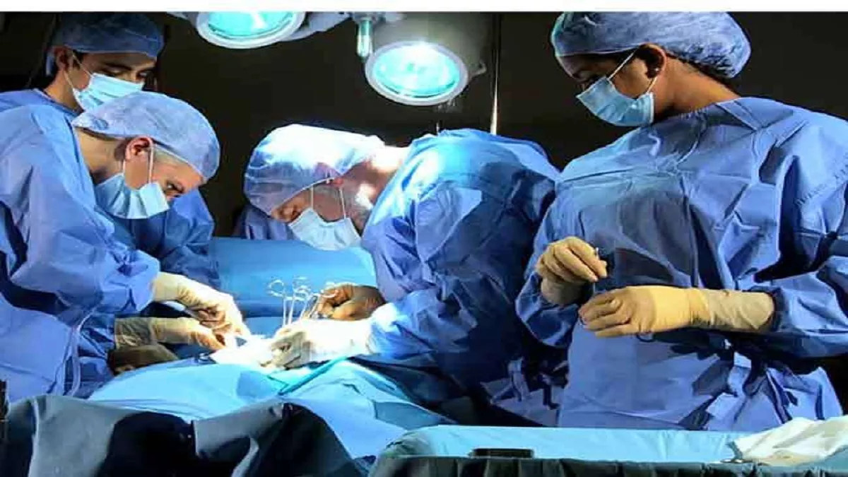 Gwalior: गुस्से में 15 साल की लड़की ने निगला मोबाइल, घंटे भर चले ऑपरेशन के बाद डॉक्टरों ने पेट से निकाला फोन