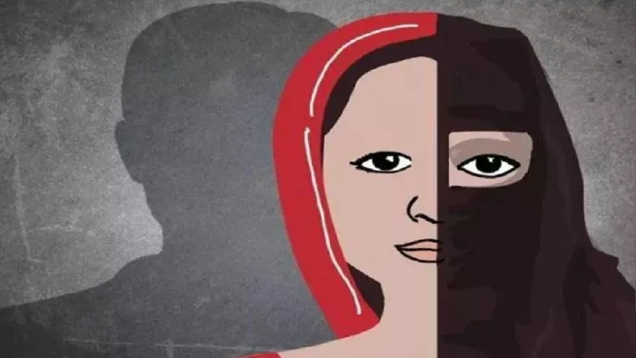 सोशल मीडिया पर महिला से पहचान बदलकर की दोस्ती