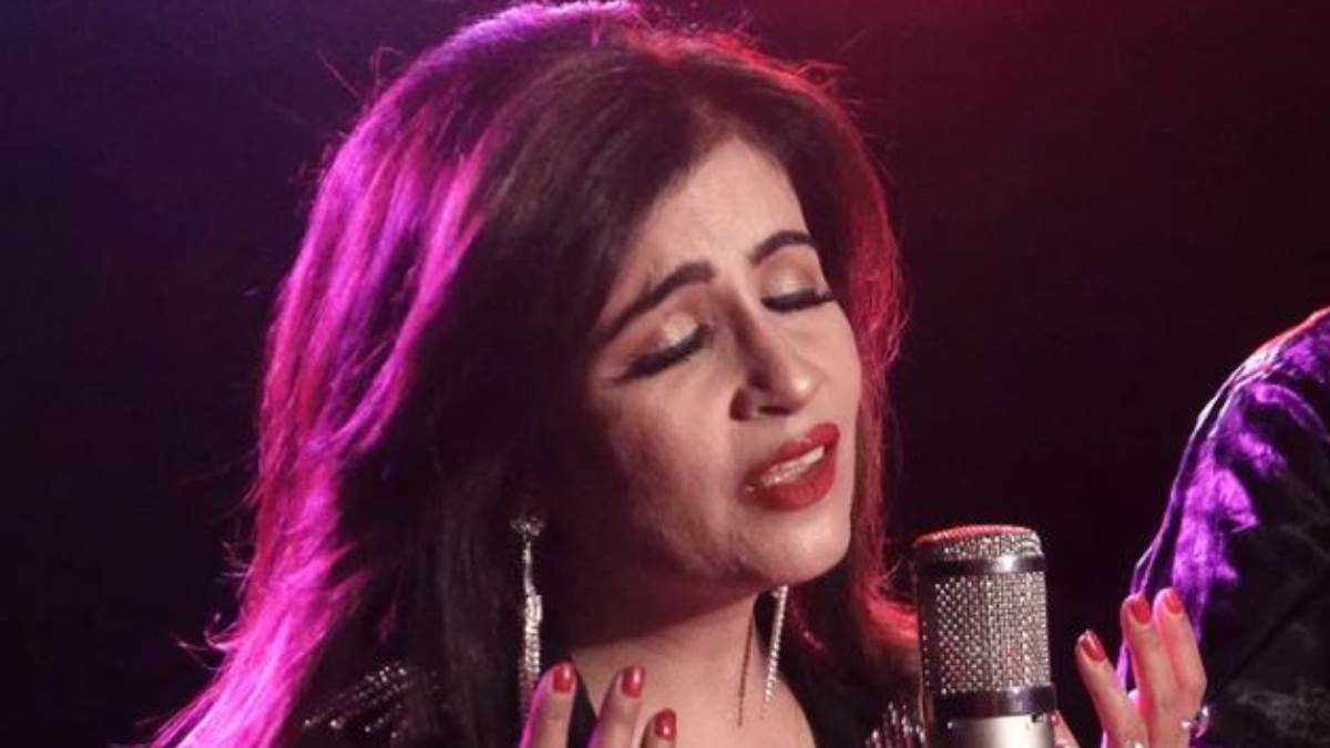 after priyanka chopra singer shibani kashyap slams bollywood says camps in the film industry do not give chance to others