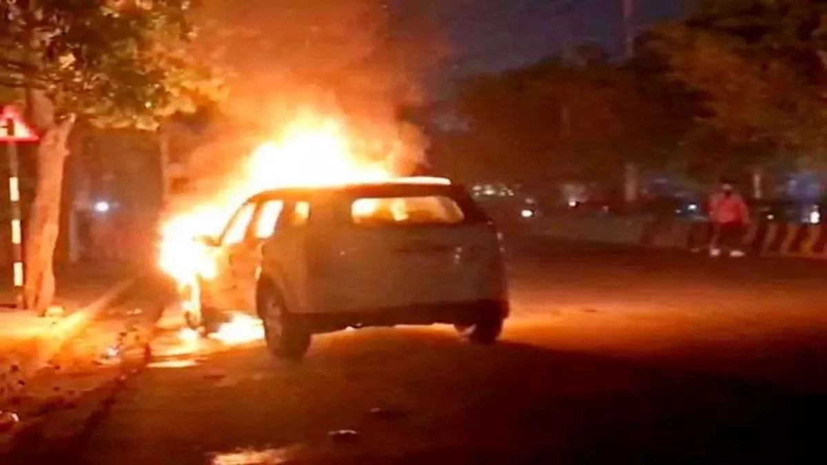 Car Fire: गर्मियों में बढ़ जाता है कार में आग लगने का खतरा, इन चार तरीकों से करें बचाव, जानें डिटेल