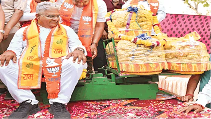 शुक्रवार को जनसंपर्क के दौरान भूपेंद्र यादव को काजू-बादाम से तौला गया।
