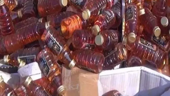 चक्रधरपुर में नकली शराब बनाने वाली फैक्ट्री पर पुलिस का छापा (फाइल फोटो)