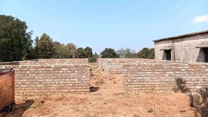 भंडरा के बैमारी में अधनिर्मित जयंती उरांव में पीएम आवास योजना