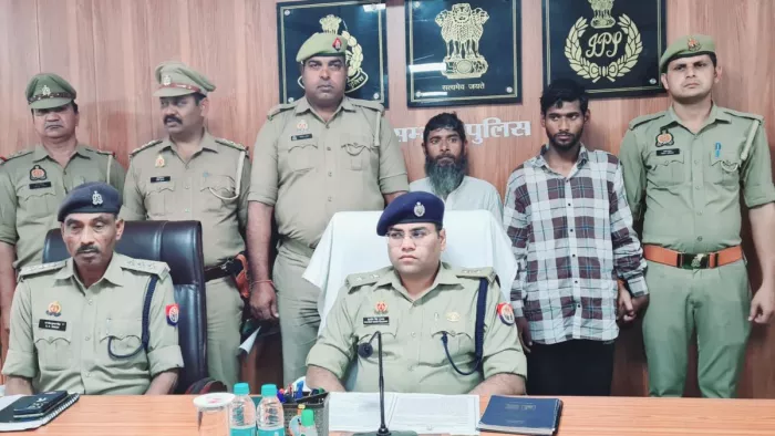 Sambhal News: घटना के संबंध में एसपी जानकारी देते हुए और आरोपी गिरफ्त में।