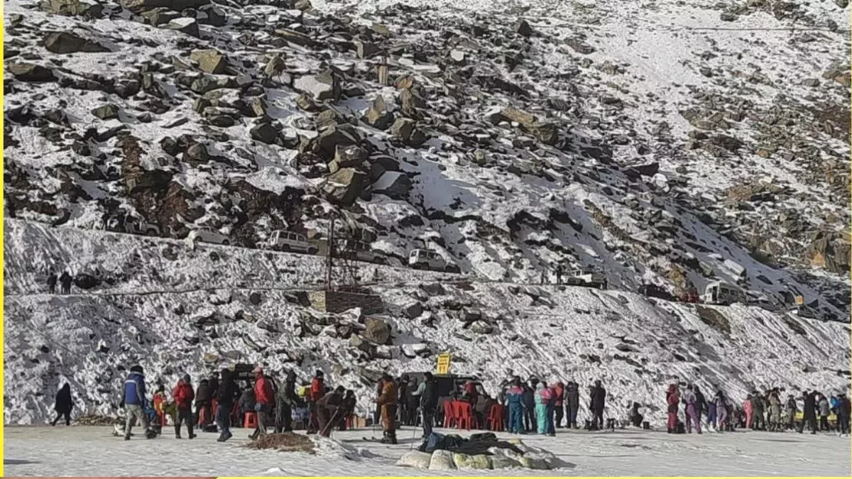 Snowfall in Himachal: रोहतांग सहित ऊंची चोटियों पर ताजा बर्फबारी, अप्रैल महीने में पड़ रही जनवरी जैसी ठंड