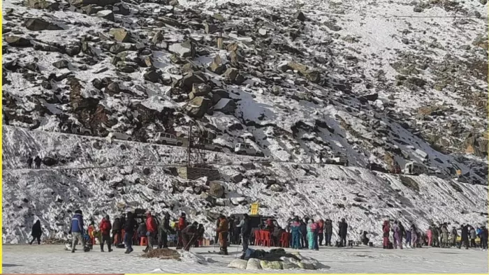 Snowfall in Himachal: रोहतांग सहित ऊंची चोटियों पर ताजा बर्फबारी, अप्रैल महीने में पड़ रही जनवरी जैसी ठंड