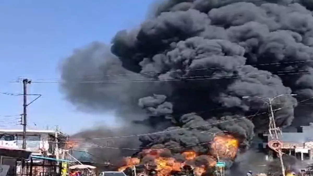 Una Oil Tanker Blast Video: ऊना में तेल टैंकर पलटने से विस्फोट, एक की मौत आठ घायल; कई वाहन और दुकानें जलीं