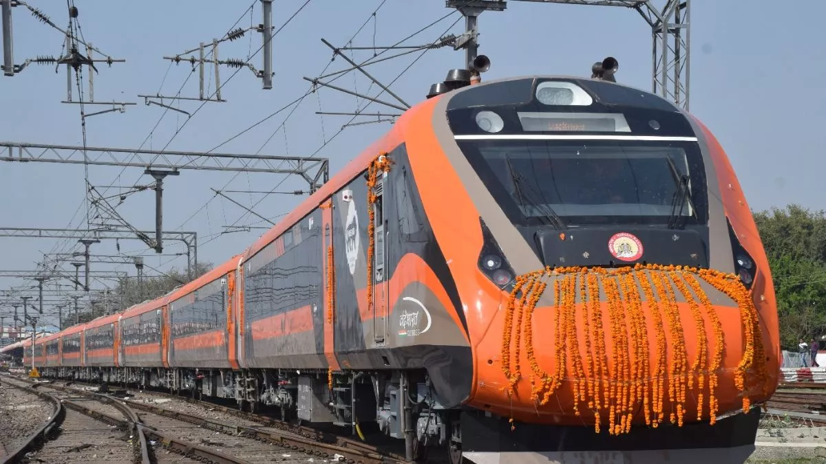 Vande Bharat: गोरखपुर-आगरा के बीच सेमी हाईस्पीड ट्रेन वंदे भारत की सौगात जल्द, धार्मिक और पर्यटक स्थलों को आपस में जोड़ेगी ट्रेन