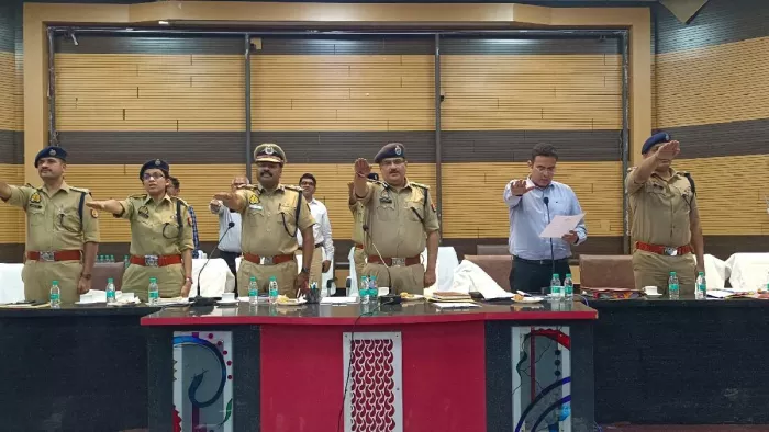 जिला निर्वाचन अधिकारी ने मतदान करने की दिलाई शपथ