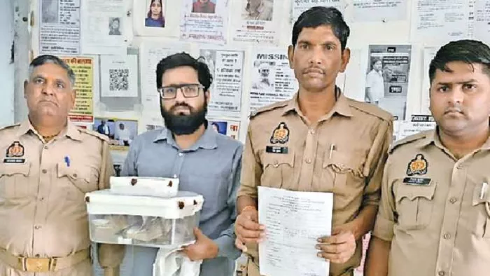 केनरा बैंक (डैंपियर नगर ब्रांच) में तैनात फील्ड आफिसर अभिनव सक्सेना जेल जाने से पहले पुलिस गिरफ्त में। जागरण।
