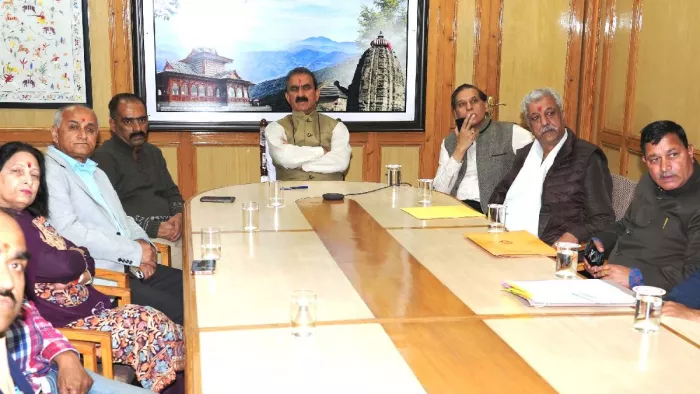 मुख्यमंत्री सचिवालय में अधिकारियों के साथ बैठक करते हुए सीएम सुक्खू