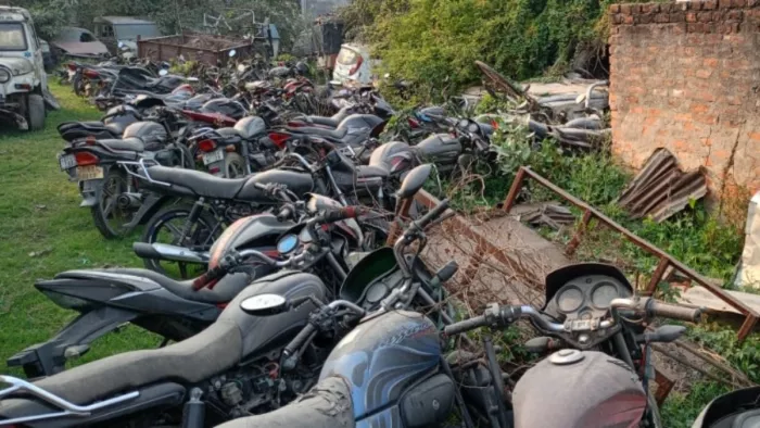 थाने में जंग खा रही गाड़ियां। (जागरण)