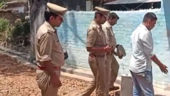 घटनास्थल पर साक्ष्य संकलित करती फोरेंसिक टीम। जागरण