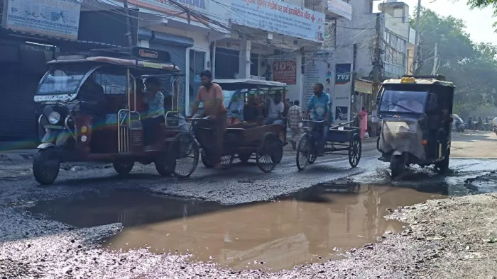 खिचड़ीपुर गांव की सड़क बदहाल, हिचकोले खा रहे वाहन। जागरण