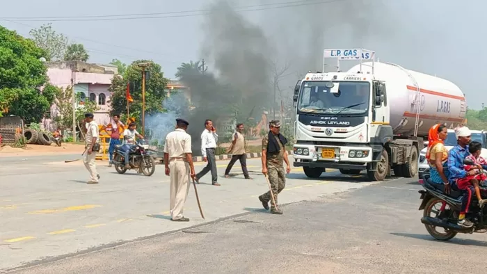 एनएच पर टायर जलाकर विरोध करते लोग