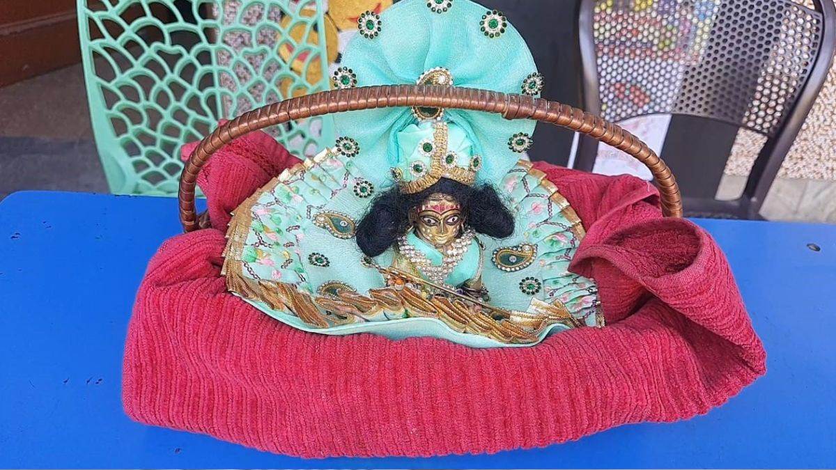 https://www.jagranimages.com/images/newimg/07042025/07_04_2025-laddoo_gopal_23913839.jpg