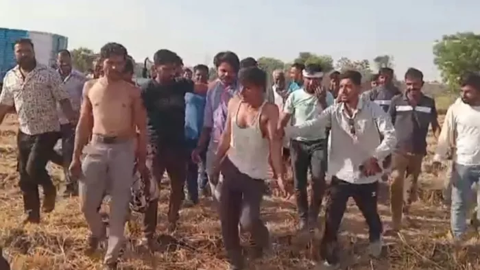 ग्रामीणों ने तीनों आरोपियेां की जमकर धुनाई की।