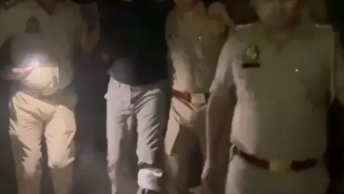 मुठभेड़ में गिरफ्तार किया गया आरोपी। जागरण फोटो