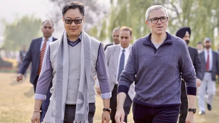 किरेन रिजिजू को ट्यूलिप गार्डन में घुमाते हुए सीएम उमर अब्दुल्ला।