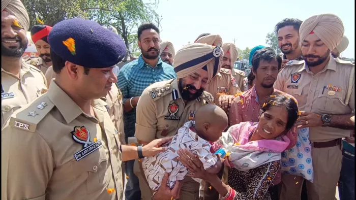 2 साल के मासूम को परिजनों को सौंपते हुए पुलिस। फोटो जागरण