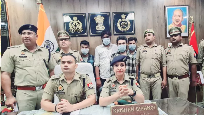 संभल पुलिस की गिरफ्त में आधार कार्ड संशाेधन करने वाले गिरोह के सदस्य।