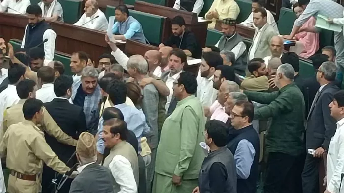 Waqf Board Bill: नेशनल कॉन्फ्रेंस के विधायक बेल में आकर नारेबाजी करते हुए