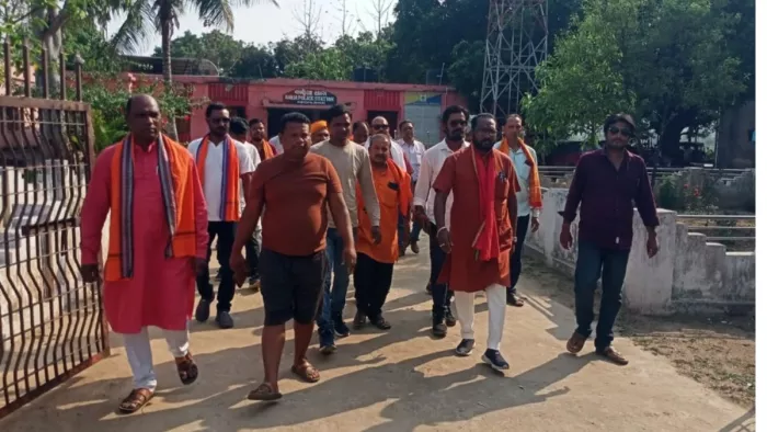 थाने से बाहर आते हिंदू जागरण मंच के पदाधिकारी। (जागरण)