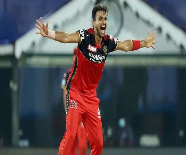 RCB के तेज गेंदबाज हर्षल पटेल (एपी फोटो)