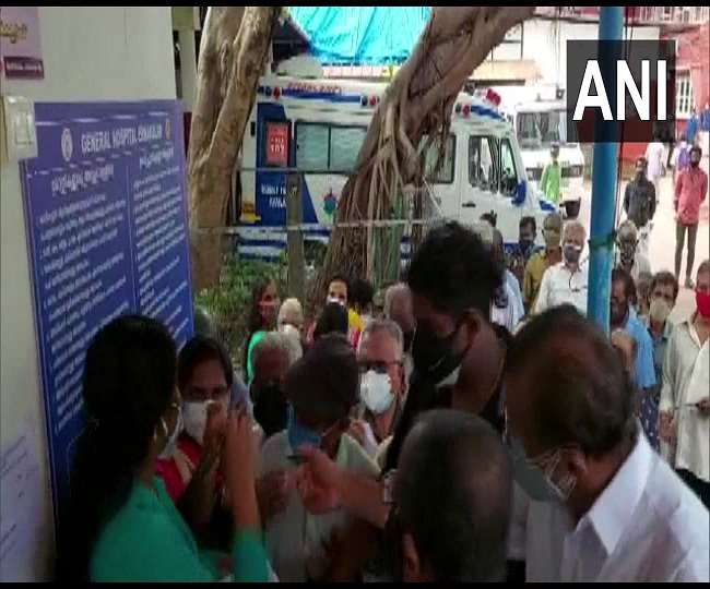 देशभर में कोरोना वैक्सीन के लिए हो रही मारामारी