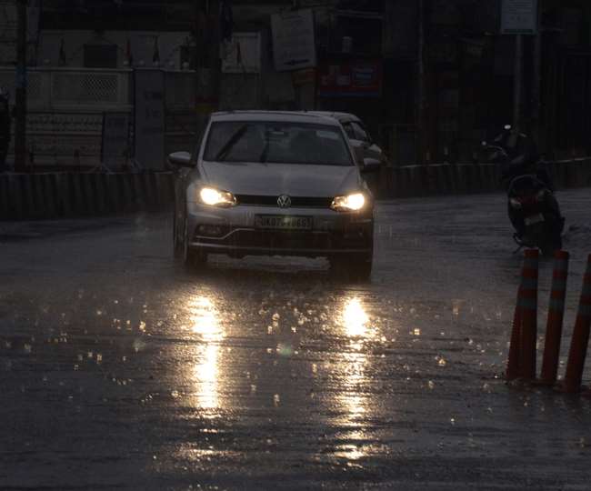 गुरुवार शाम के समय मौसम ने करवट बदली और बारिश शुरू हुई।