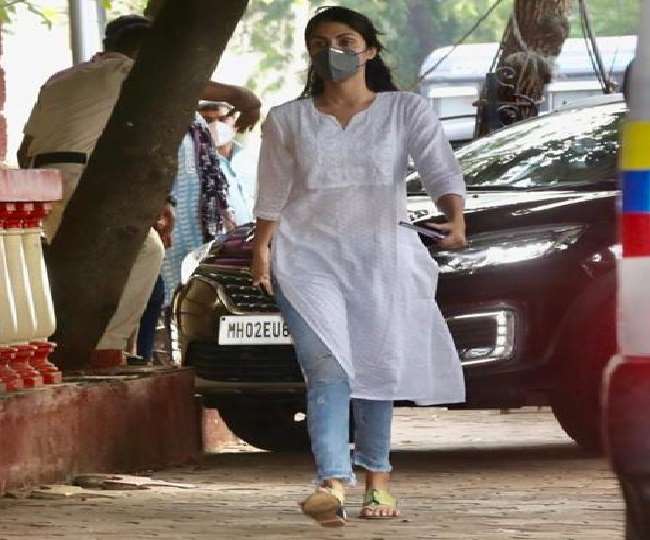 रिया चक्रवर्ती लोगों की सहायता करने का भी प्रयास कर रही हैl