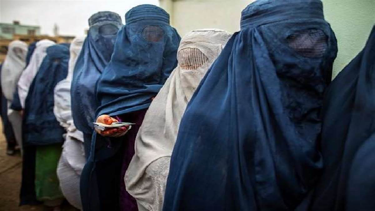 अफगानिस्तान में महिलाओं को सार्वजनिक रूप से बुर्का पहनने का दिया आदेश