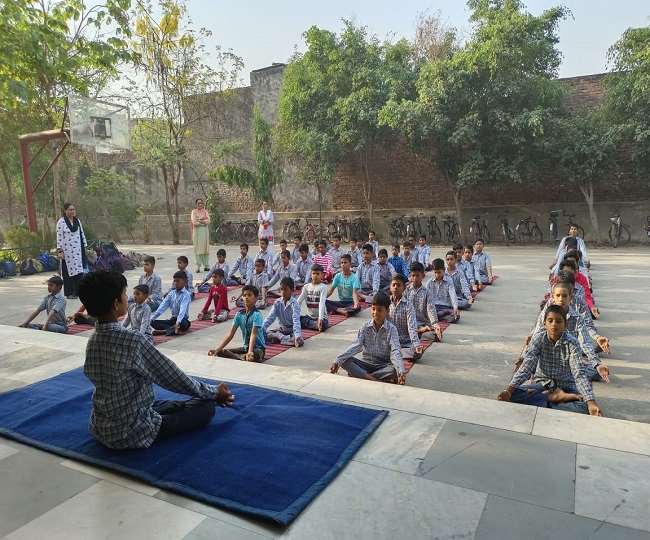 https://www.jagranimages.com/images/newimg/07052022/07_05_2022-yoga_class_22691632.jpg