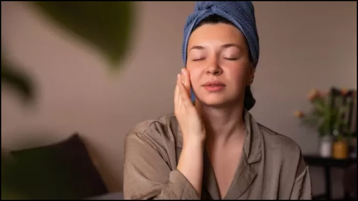 ग्लोइंग स्किन पाने के लिए लगाएं ये देसी एंटी एजिंग सीरम