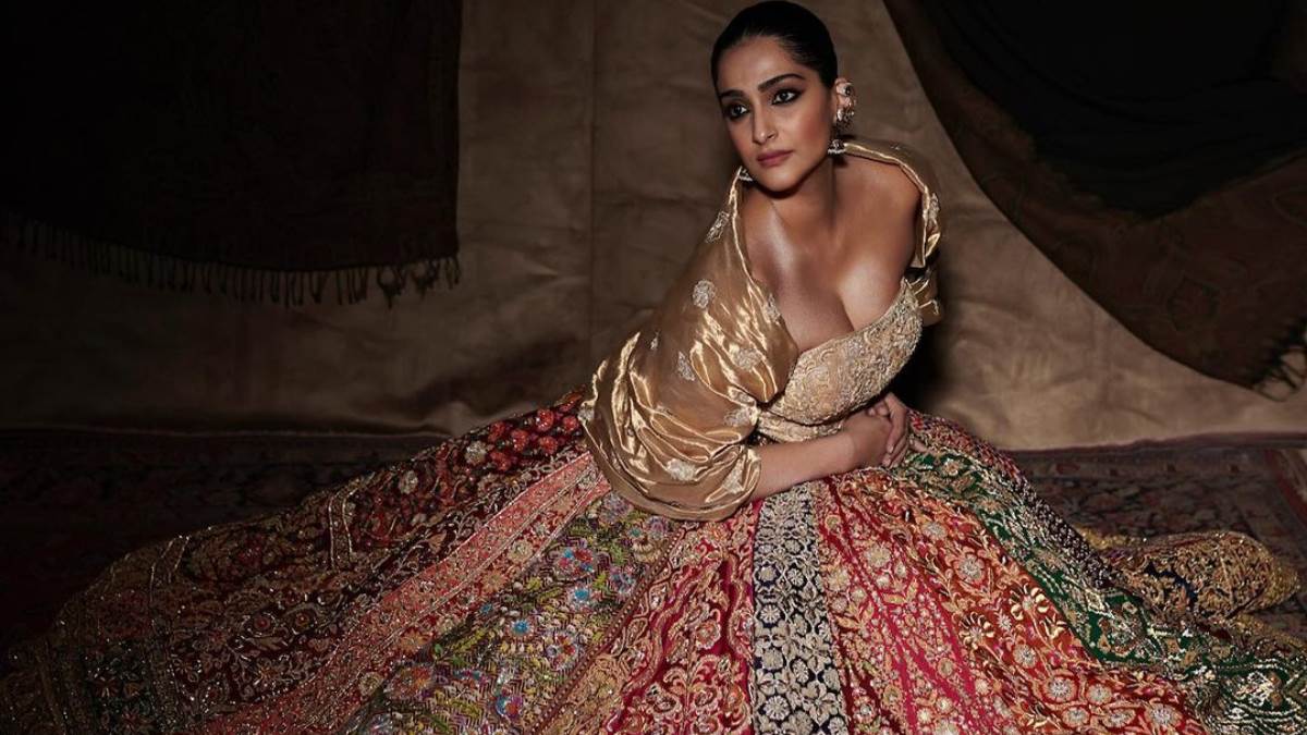 https://www.jagranimages.com/images/newimg/07052023/07_05_2023-sonam_kapoor_gown_23405711.jpg