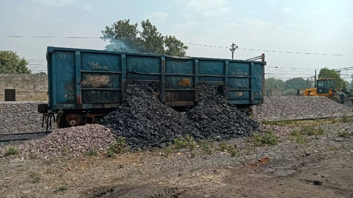 मालगाड़ी का इंजन खराब, दो घंटे ठप रहा अनवरगंज-कासगंज रेलमार्ग; गर्मी में बेहाल यात्रियों ने किया हंगामा
