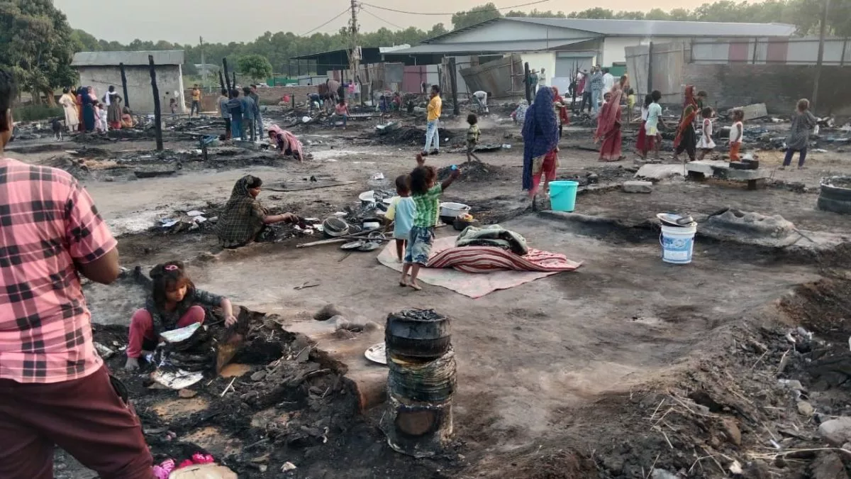 राख में घर का सामान ढूंढते रहे पीड़ित, उत्तराखंड के भाऊवाला में जलीं 93 झोंपड़ियां; 73 परिवारों पर टूटा दुखों का पहाड़