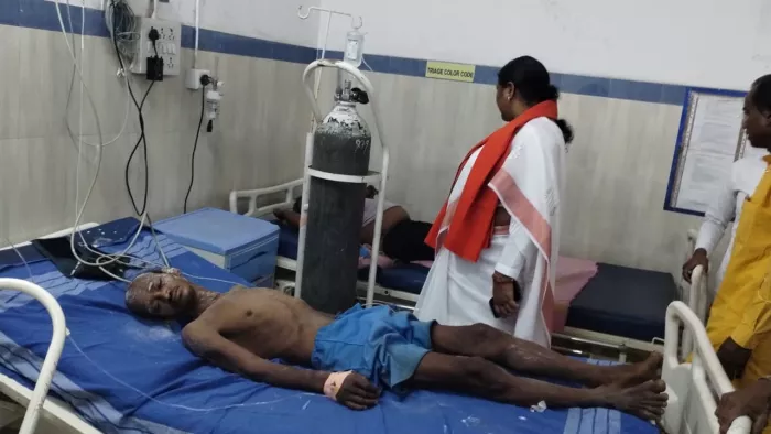 मधुमक्खियों के हमले में घायल को अस्पताल में कराया गया भर्ती।