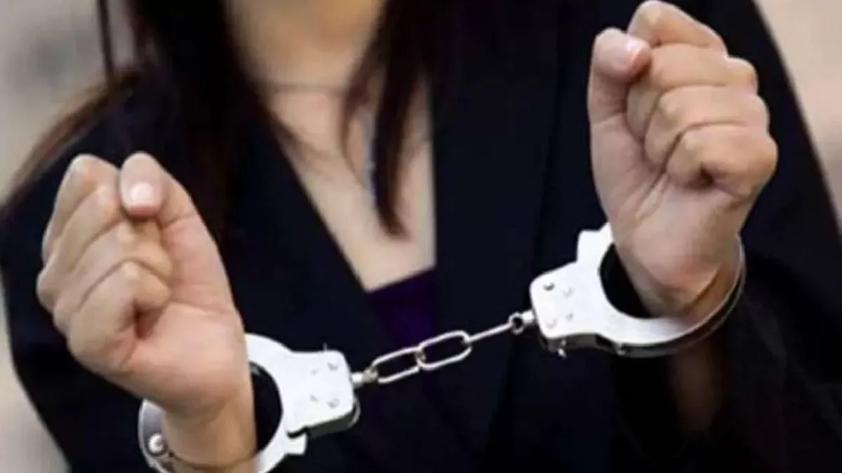 Kathua Crime News: कठुआ में पुलिस ने एक महिला ड्रग तस्कर को किया गिरफ्तार, भारी मात्रा में नशीला पदार्थ बरामद