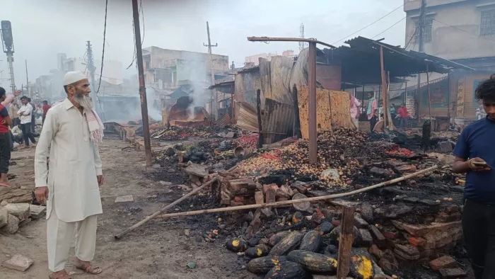 Mathura News:राया कस्बे की सब्जी मंडी में शार्ट सर्किट से आग