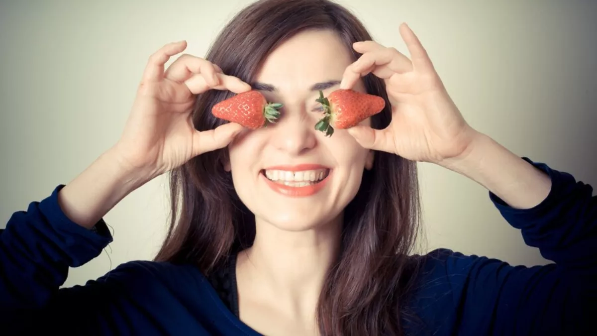 Foods For Eyes: छोटी उम्र में लग गया है बड़ा-बड़ा चश्मा, तो इन विटामिन्स को आज ही करें डाइट में शामिल