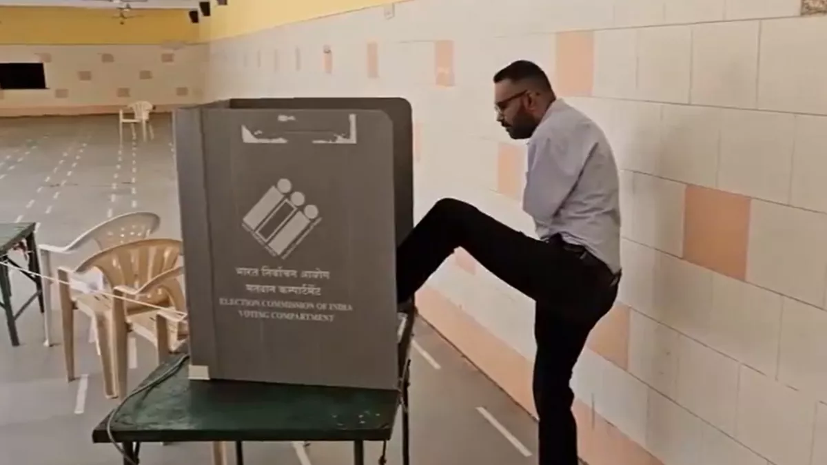 Video: हाथ नहीं पैर के अंगूठे पर लगवाई वोट की स्याही... इस युवक ने मतदान कर पेश की जागरूकता की मिसाल