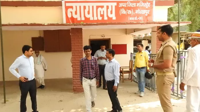 कलेक्ट्रेट परिसर में लोकसभा चुनाव नामांकन की तैयारीयों का निरीक्षण कर निर्देश देते एडीएम वित्त एवं राजस्व विनित कुमार। जागरण