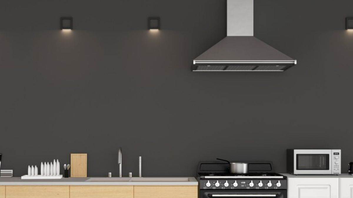 तड़के के धुएं को जादू की तरह गायब करेंगी ये Kitchen Chimney, नहीं रहेंगे रसोई के बर्तन और डिब्बे चिपचिपे