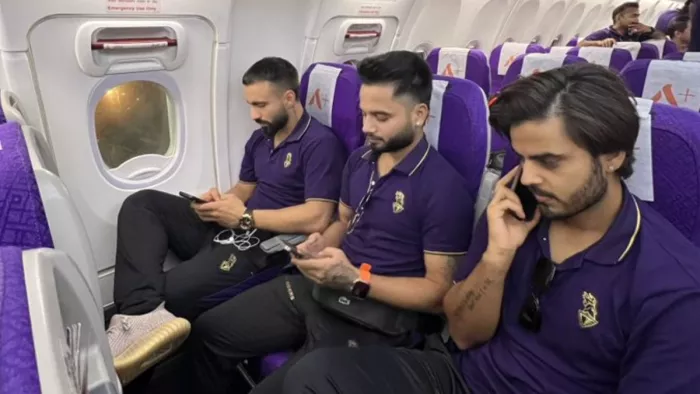 कोलकाता नाइट राइडर्स की टीम मंगलवार को अपने शहर पहुंच गई। (PC- KKR Twitter)