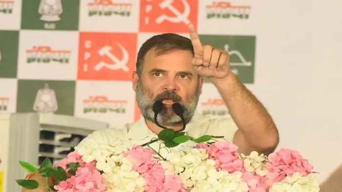 चाईबासा में चुनावी जनसभा को संबोधित करते राहुल गांधी