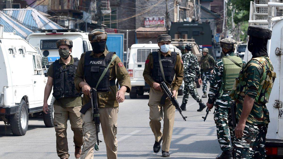 kulgam district encounter in redwani payeen area security forces foiled plans of terrorists