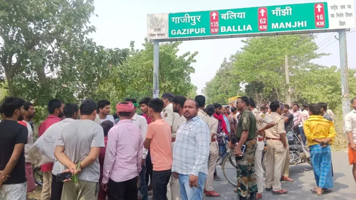 बालू लदे तेज रफ्तार अनियंत्रित ट्रक ने बाइक सवार दंपती को कुचला, पत्नी की मौत