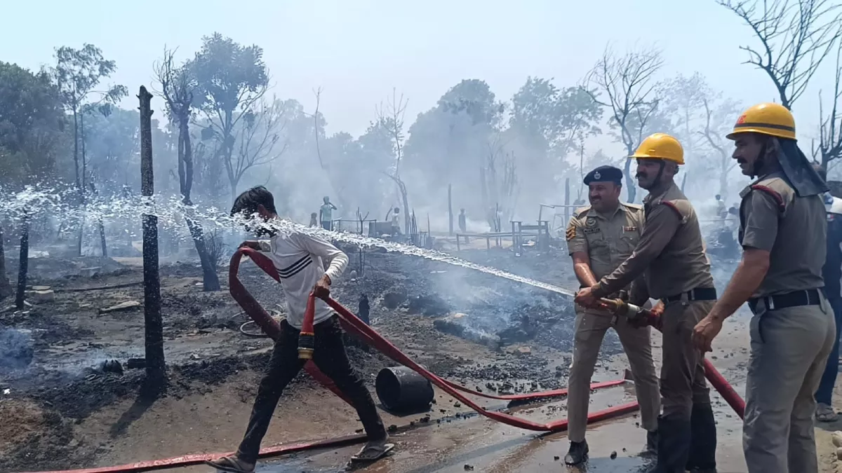 Una Fire Accident: लालसिंगी में प्रवासी मजदूरों की 50 झुग्गियां जलकर खाक, आग बुझाने में दमकल विभाग के छूटे पसीने