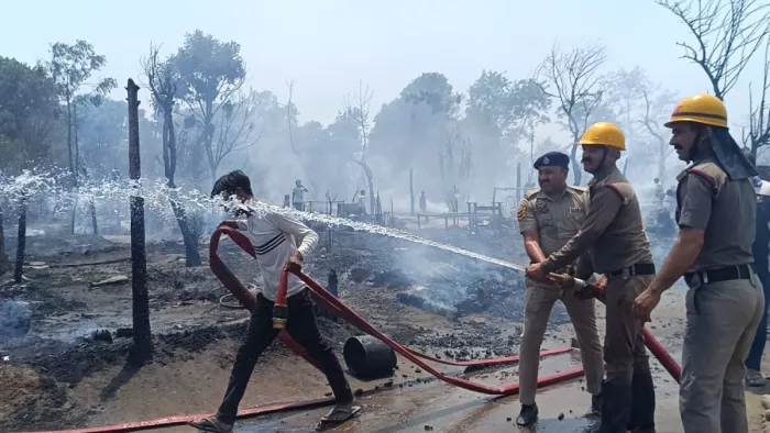 लालसिंगी में प्रवासी मजदूरों की 50 झुग्गियां जलकर खाक।